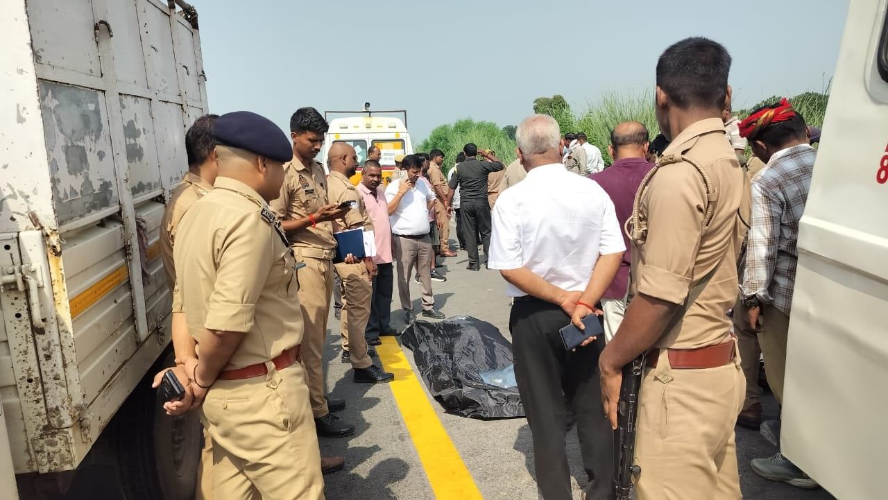 यूपीः सुल्तानपुर में पूर्वांचल एक्सप्रेसवे पर शहीद का पार्थिव शरीर लेकर जा रही सेना की एंबुलेंस ट्रक में घुसी, चार लोगों की मौत