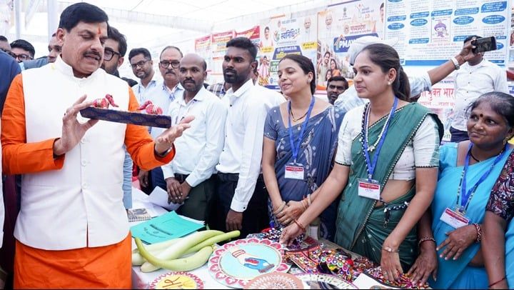 पांढुर्णा में सेवा सेतु शिविर में पहुंचे मुख्यमंत्री, स्थानीय उत्पादों और महिला स्व-सहायता समूहों के हुनर को सराहा