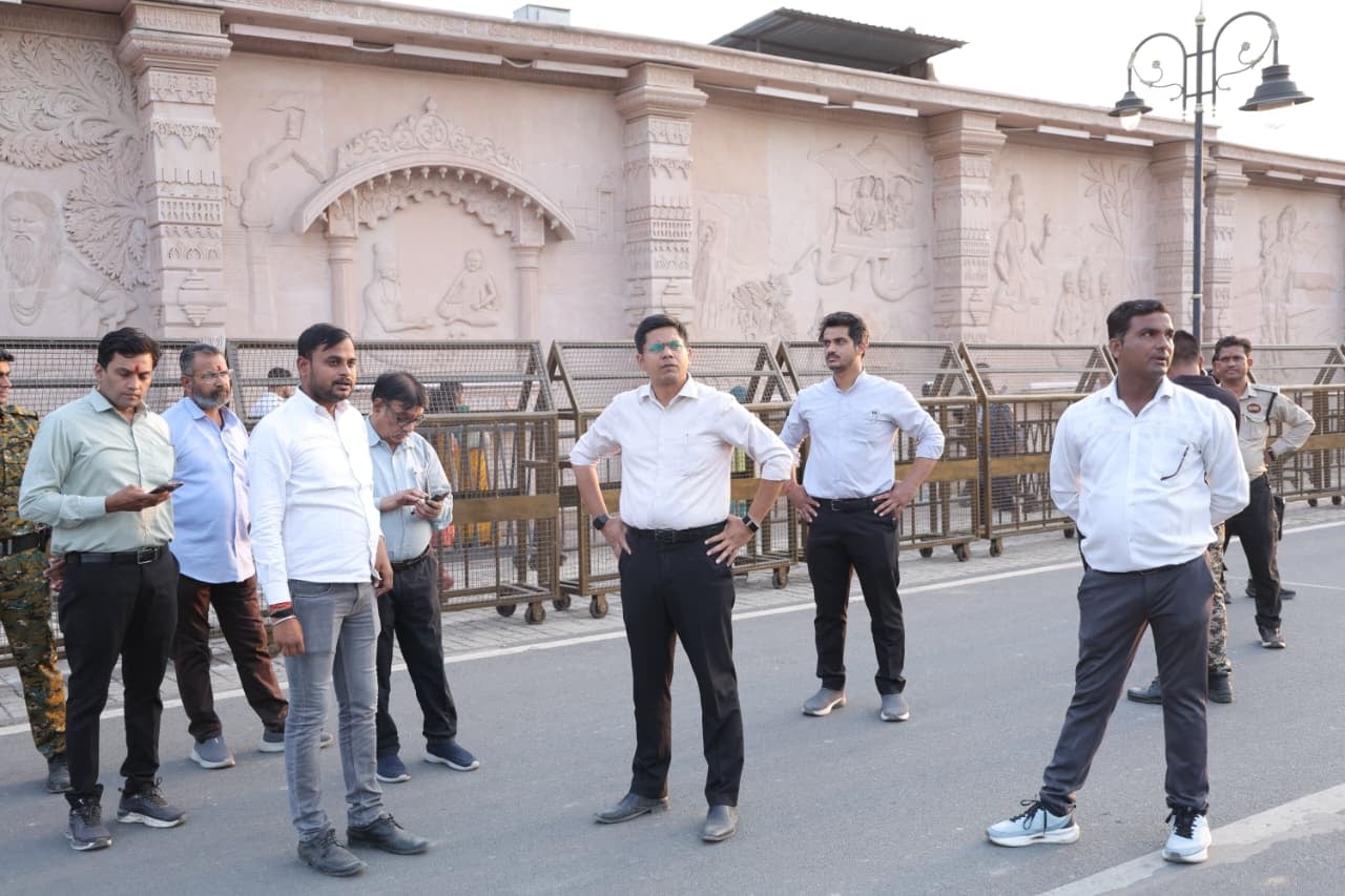 उज्जैन- नीलकंठ सर्फेस पार्किंग एवं पैदल दर्शन यात्रियों की व्यवस्थाओं का निरीक्षण