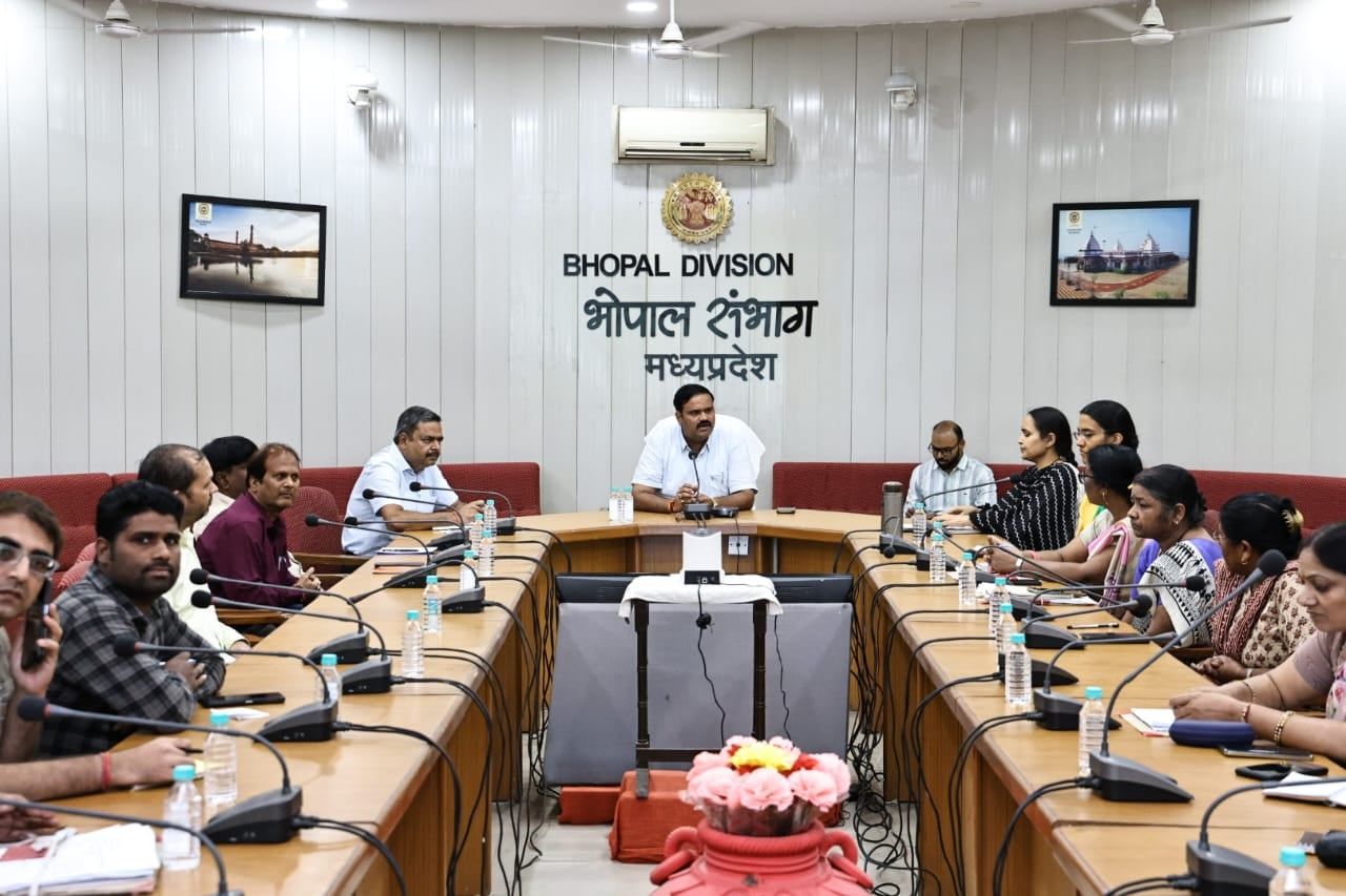 भोपाल- जन समस्याओं का त्वरित निराकरण करें - संभागायुक्त श्री शर्मा