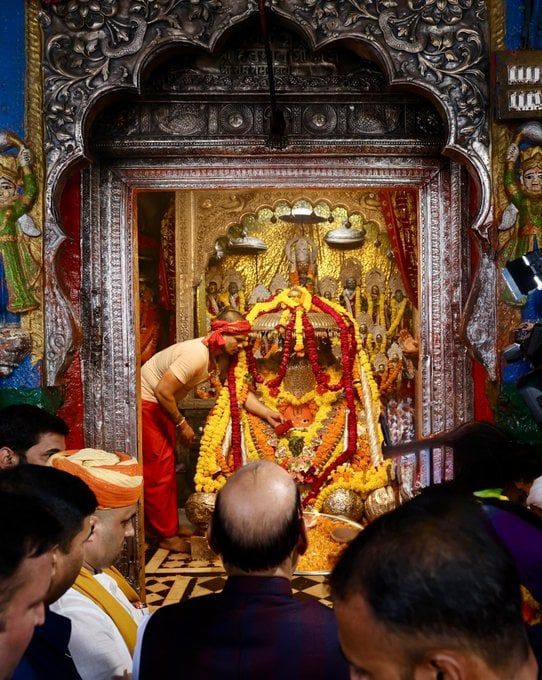 राजनाथ सिंह ने अयोध्या में रामलला और हनुमान गढ़ी के किए दर्शन