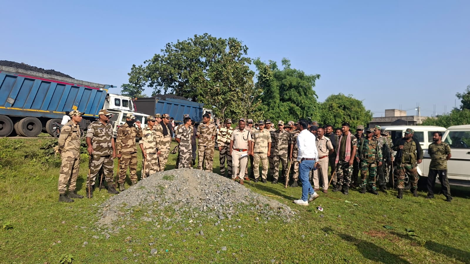 लातेहार में सीआईएसएफ-सीसीएल की संयुक्त कार्रवाई, 250 टन कोयला लदी हाइवा जब्त