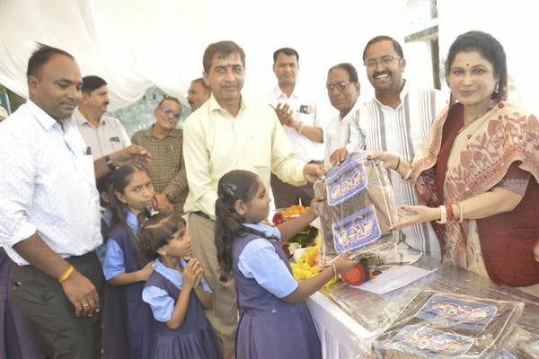 शिक्षा से होगी तरक्की की राह प्रशस्त, बच्चों को नियमित रूप से भेजें स्कूल : राज्यमंत्री श्रीमती गौर