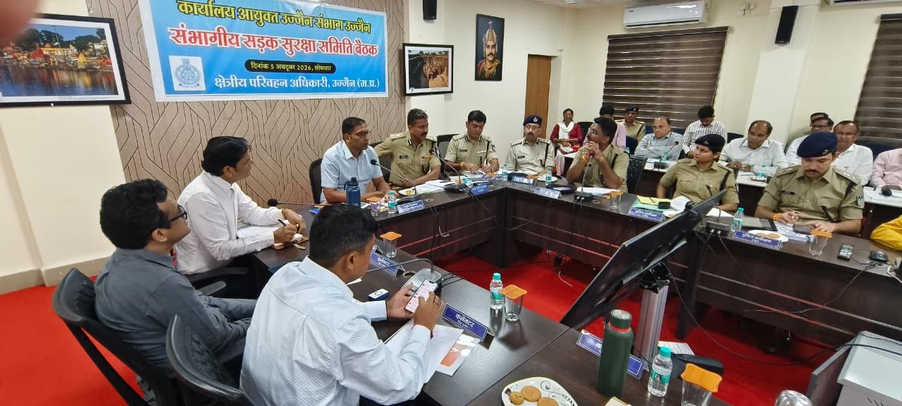 उज्जैन- हाईवे के किनारे ढाबों व रेस्टोरेन्टस पर थानों, अस्पतालों व एम्बुलेंस के नंबर प्रदर्शित किए जाए : संभागायुक्त