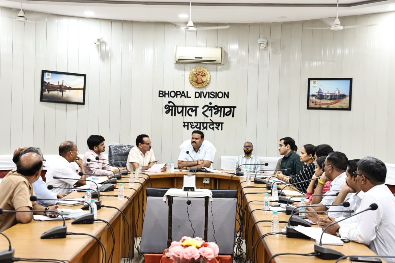 अमृत 2.0 के तहत विभिन्न विकास कार्यों के लिए भूमि आवंटन प्रक्रिया में लाएं तेजी : संभागायुक्त