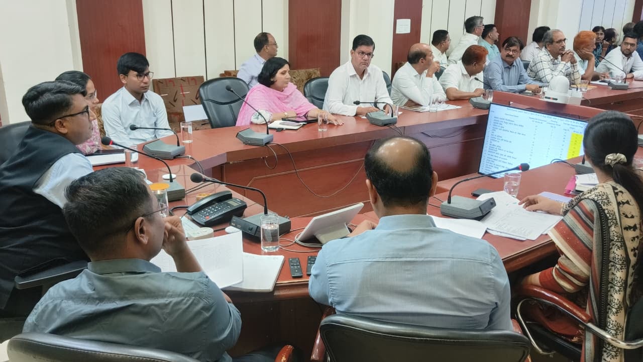 संपर्क पोर्टल की समीक्षा, 15 दिन से पुराने प्रकरण निपटाने के निर्देश