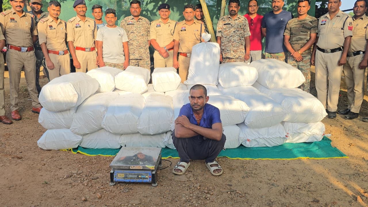 जशपुर पुलिस ने लावाकेरा चेकिंग बैरियर पर ट्रक से छह क्विंटल बत्तीस किलो गांजा बरामद किया