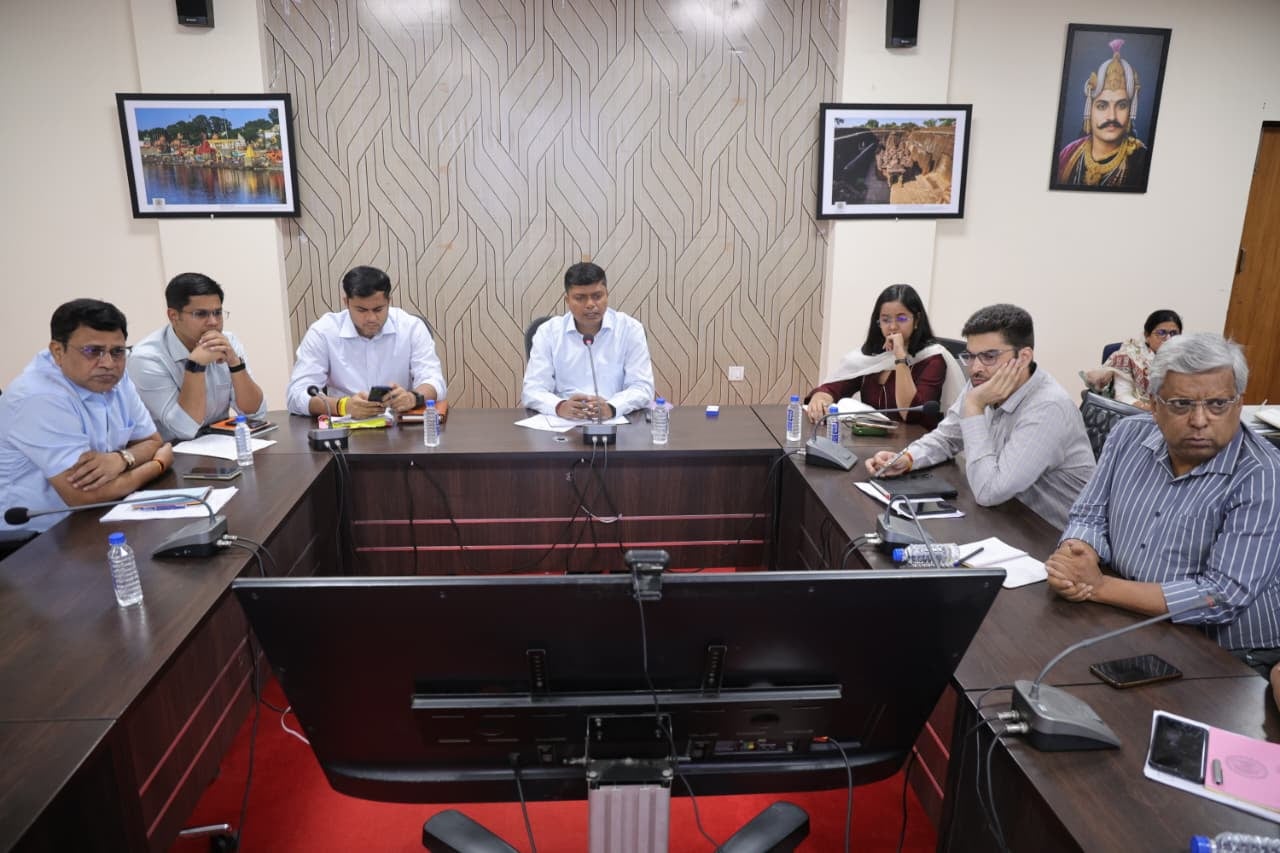 उज्जैन- कलेक्टर ने सीएम हेल्पलाइन शिकायतों का निराकरण करने के दिए निर्देश