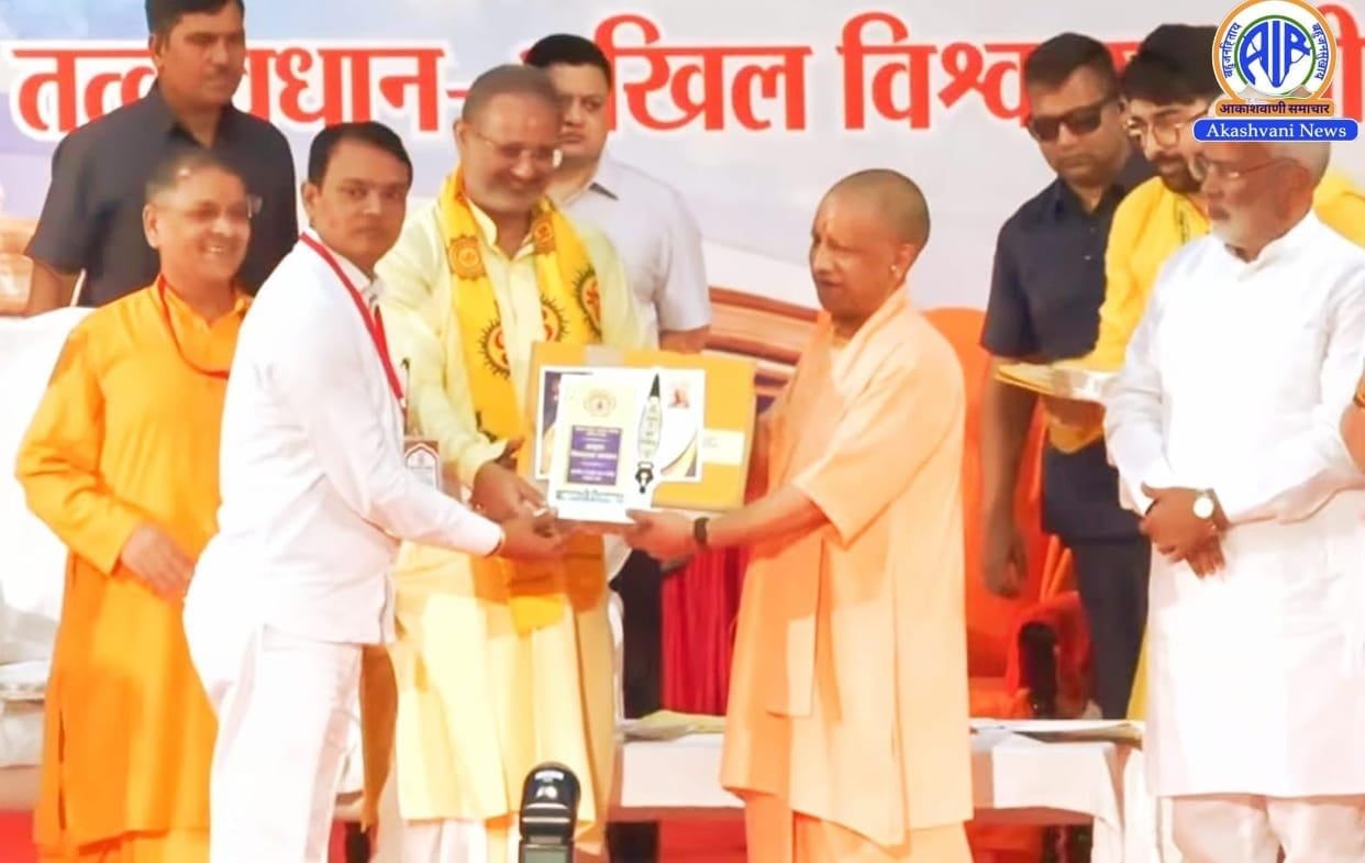 चित्रकूट के शिक्षक जितेंद्र सिंह को मुख्यमंत्री योगी ने किया सम्मानित