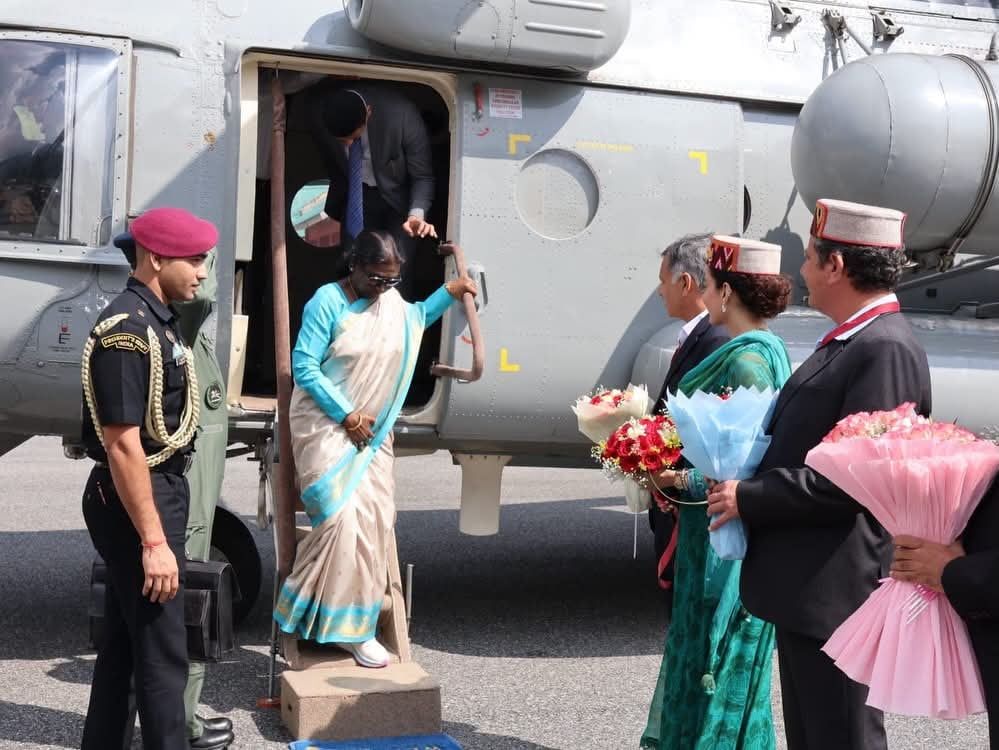 राष्ट्रपति द्रौपदी मुर्मू पहुंचीं मनाली, रामबाग चौक में हाथ हिलाकर किया लोगों का अभिवादन
