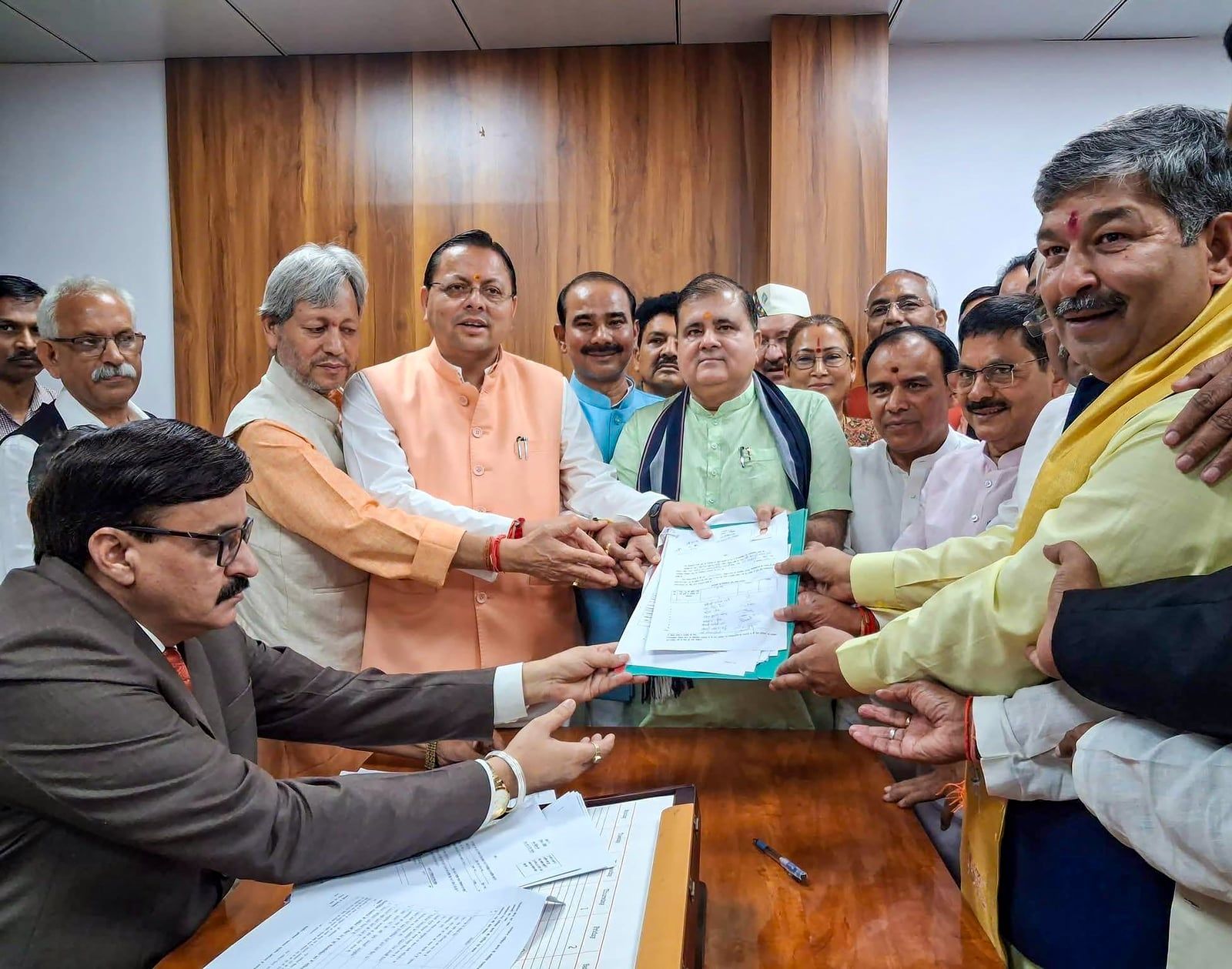 उत्तराखंड राज्यसभा सीट के लिए BJP के दिनेश आर्य ने भरा नामांकन