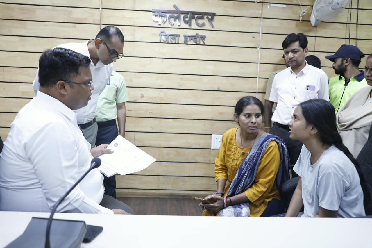 इंदौर- कलेक्टर ने संवेदनशीलता से सुनीं जनसुनवाई में लोगों की समस्याएं, मौके पर दिए समाधान के निर्देश
