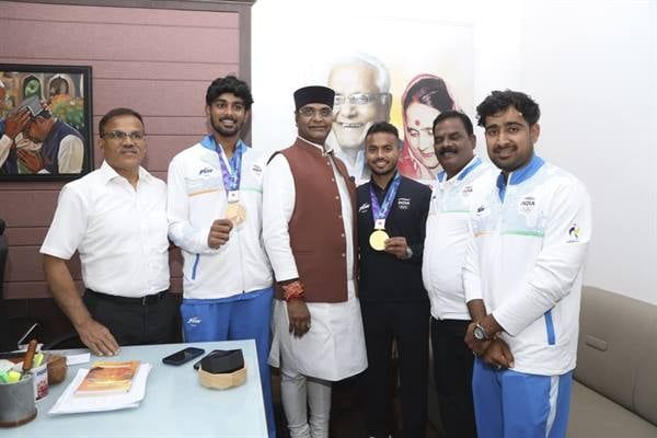एशियन गेम्स-2026 के पदक विजेता खिलाड़ी विवेक सागर और जय मीणा से मंत्री विश्वास सारंग ने की भेंट