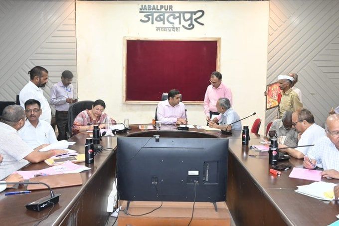 जबलपुर- जनसुनवाई में प्राप्त हुए 140 आवेदन, कलेक्टर ने सुनी नागरिकों की समस्याएं