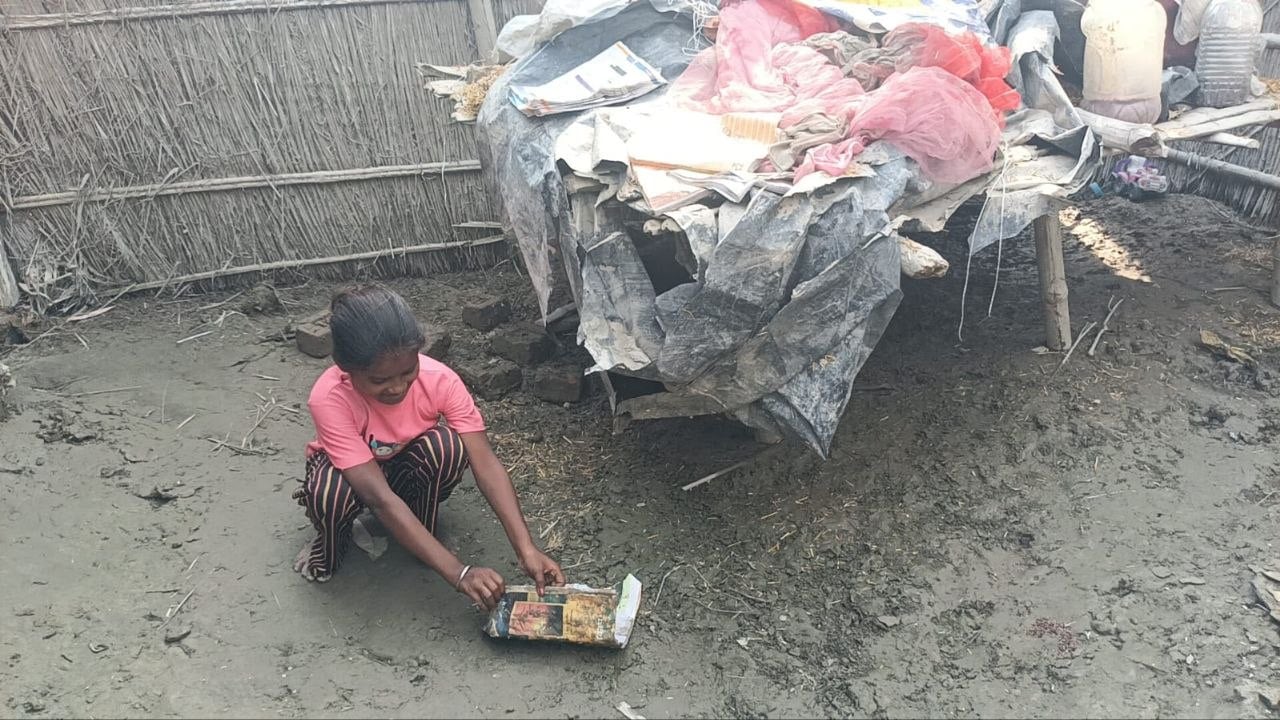 गोपालगंज: बाढ़ में किताबें गंवाने वाली छात्रा को मिली पढ़ाई की सामग्री