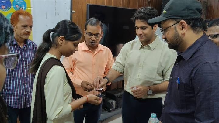 छतरपुर- कलेक्टर ने बच्चों को खिलाई एल्बेंडाजोल की गोली, अभियान का शुभारंभ