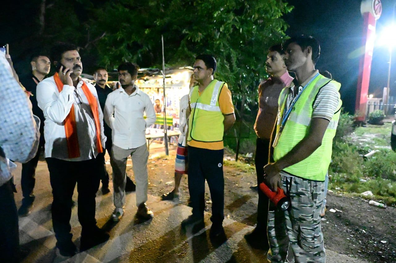 कवर्धा-बेमेतरा मार्ग पर पशुओं को देख उप मुख्यमंत्री श्री शर्मा ने अधिकारियों को लगाई फटकार