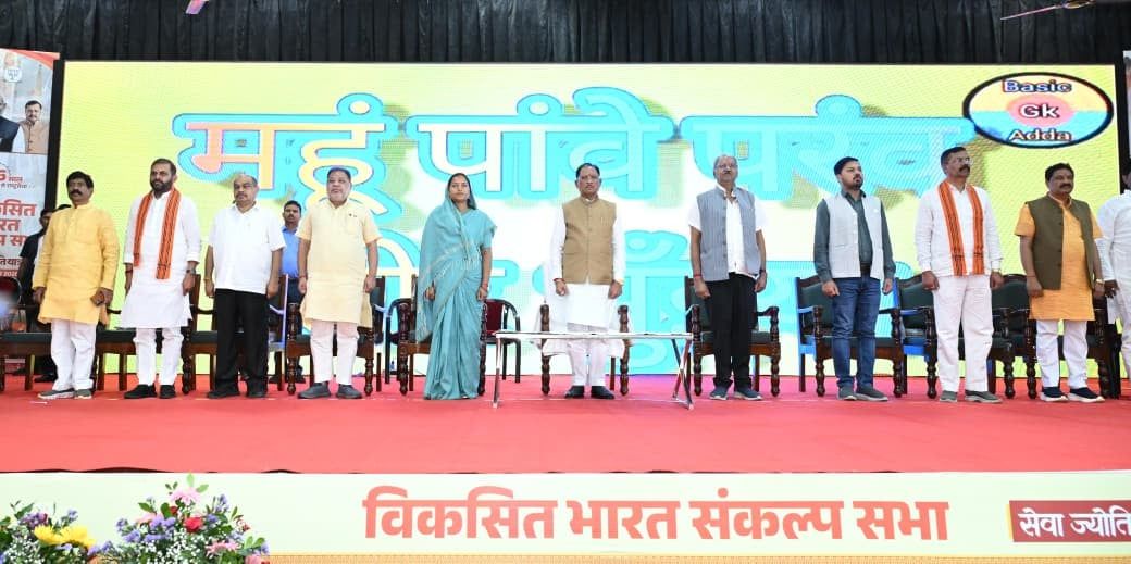 मुख्यमंत्री ने हाथों में मशाल लेकर किया ‘सेवा ज्योति यात्रा’ का नेतृत्व