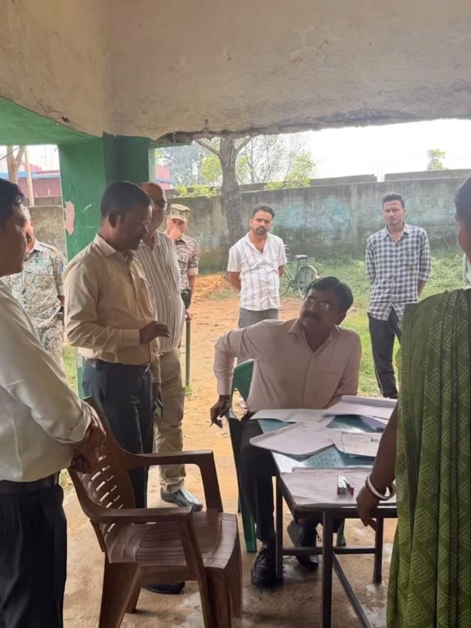 चतरा में सीईओ के. रवि कुमार ने एसआईआर कार्यों का लिया जायजा, डिजिटाइजेशन कैंप का किया निरीक्षण