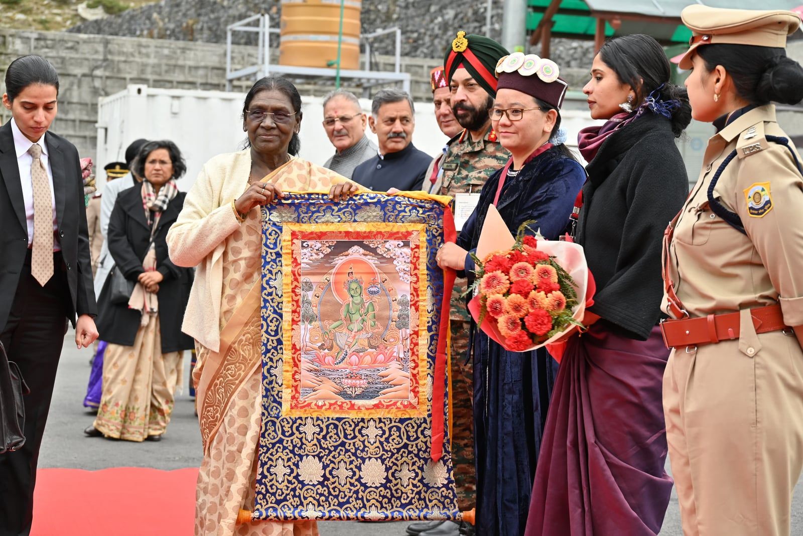 अटल टनल के नॉर्थ पोर्टल पर राष्ट्रपति का गर्मजोशी से स्वागत, विधायक अनुराधा राणा ने रखीं क्षेत्र की मांगें