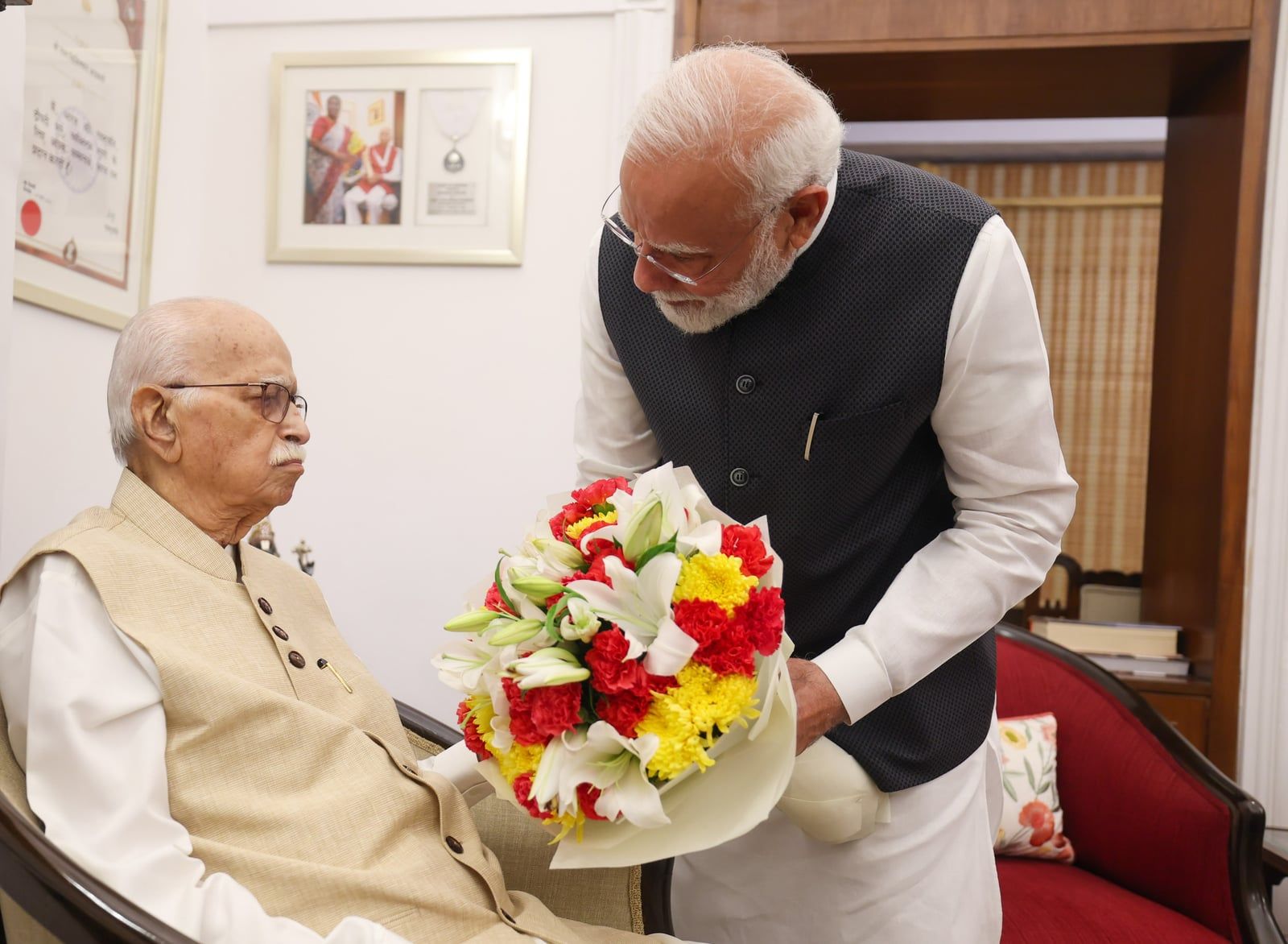 पीएम मोदी ने एल.के. आडवाणी से मुलाकात की