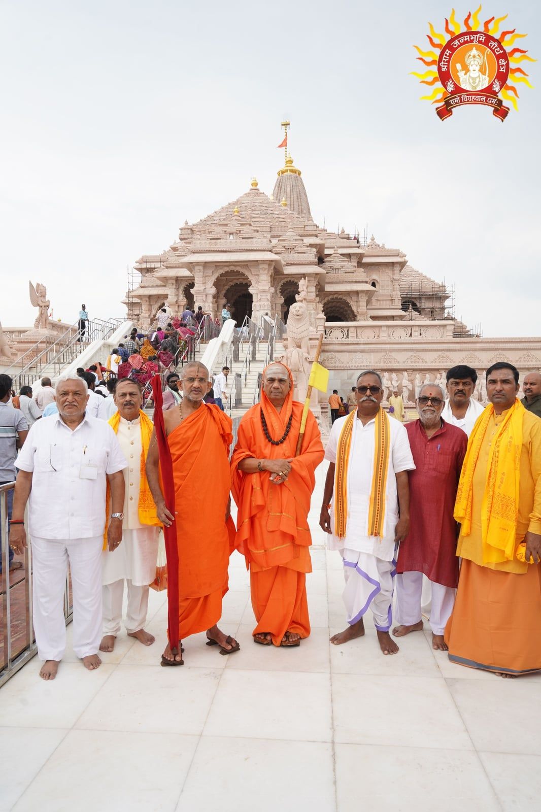 राम मंदिर पहुंचे पेजावर स्वामी, किया हवन-पूजन