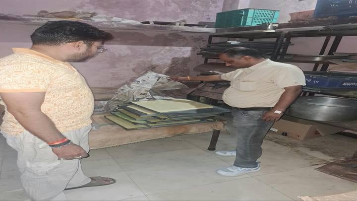 राजगढ़ : खाद्य प्रतिष्ठानों का निरीक्षण कर मिठाइयों के नमूने लिए