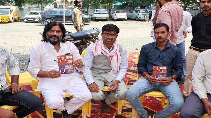 सीहोर : सेवा ज्योति यात्रा एवं विकसित भारत संकल्प सभा में वितरित हुई बदलते दौर का मध्यप्रदेश’ पुस्तिका