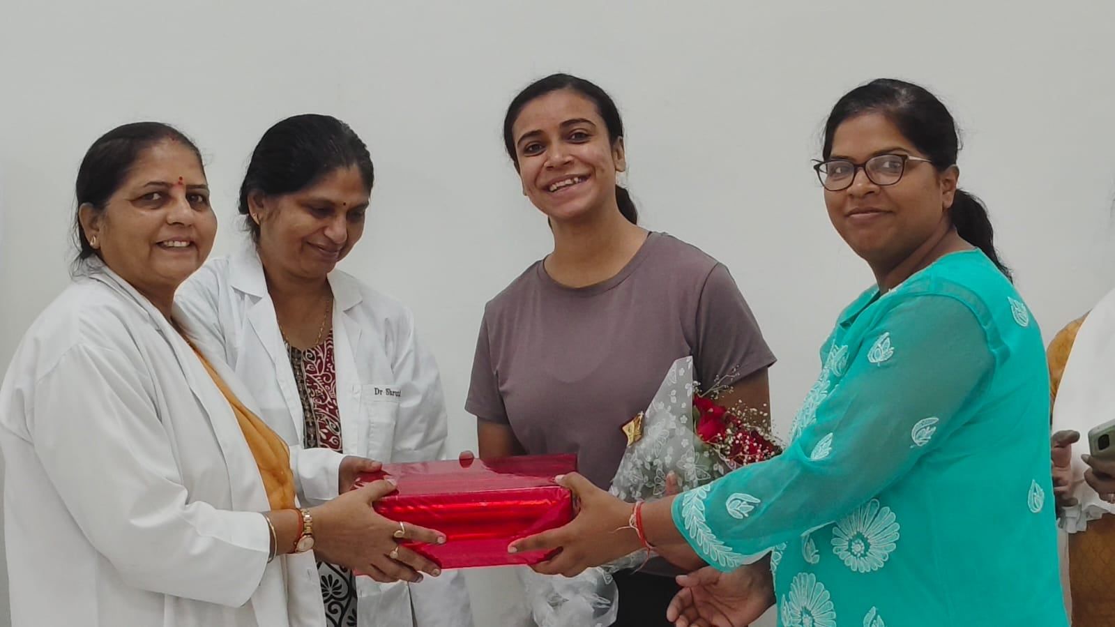 कानपुर देहात मेडिकल कॉलेज में गर्भवती महिलाओं को कराया योगाभ्यास