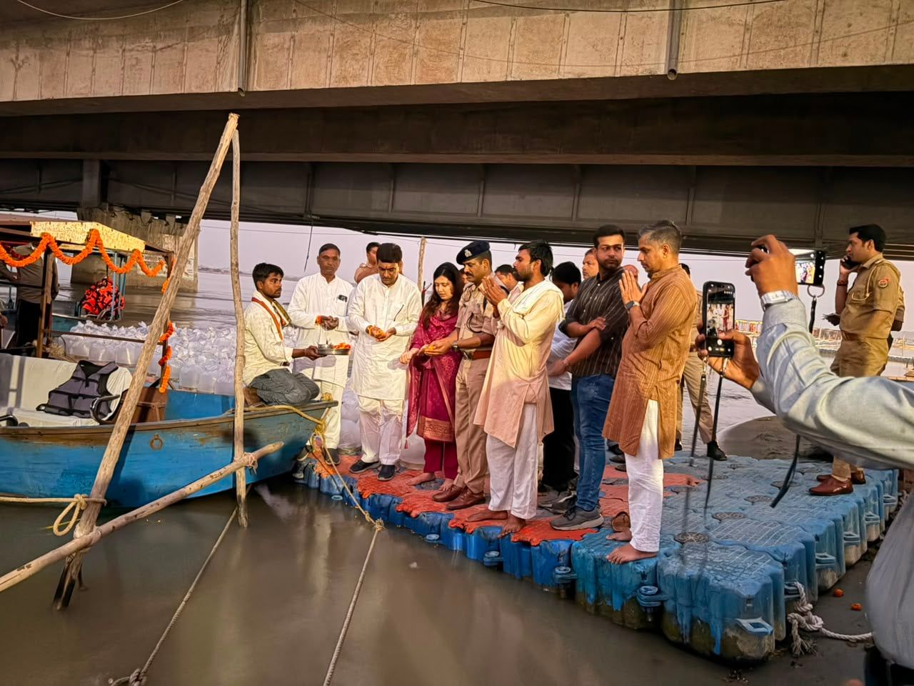 हापुड़ में गंगा नदी में डाली गईं एक लाख मत्स्य अंगुलिकाएं