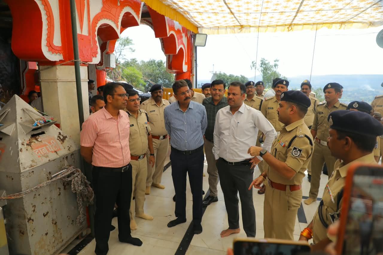 देवास- नवदुर्गा से पहले उज्जैन संभागायुक्त ने लिया माताजी की टेकरी में तैयारियों का लिया जायजा