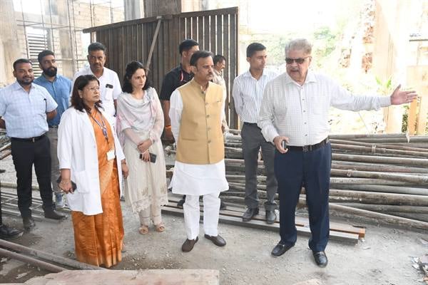 उप मुख्यमंत्री श्री शुक्ल ने जीएमसी एवं हमीदिया चिकित्सालय परिसर में निर्माणाधीन कार्यों का किया निरीक्षण