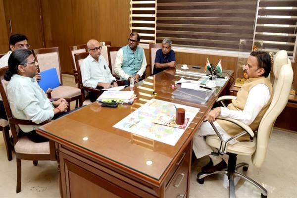 27 जिला चिकित्सालयों में नवीन पदों के सृजन की कार्यवाही समय-सीमा में करें पूर्ण: उप मुख्यमंत्री श्री शुक्ल