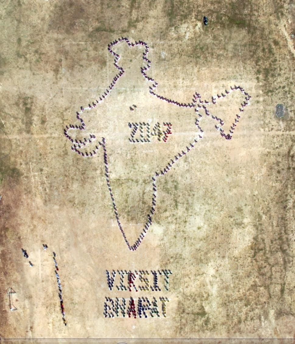 अनूपपुर- एकलव्य विद्यालय के 400 विद्यार्थियों ने मानव श्रृंखला बनाकर दिया विकसित भारत का संदेश