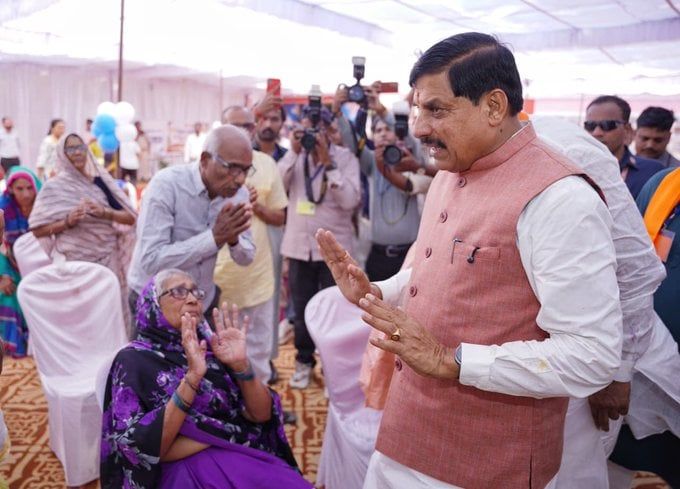 मुख्यमंत्री डॉ यादव पहुंचे वृद्धजन आश्रम