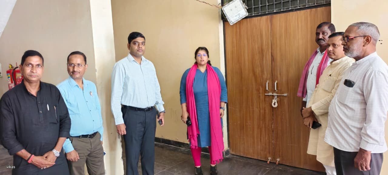 रायबरेली में जिलाधिकारी ने ईवीएम-वीवीपैट वेयर हाउस का निरीक्षण