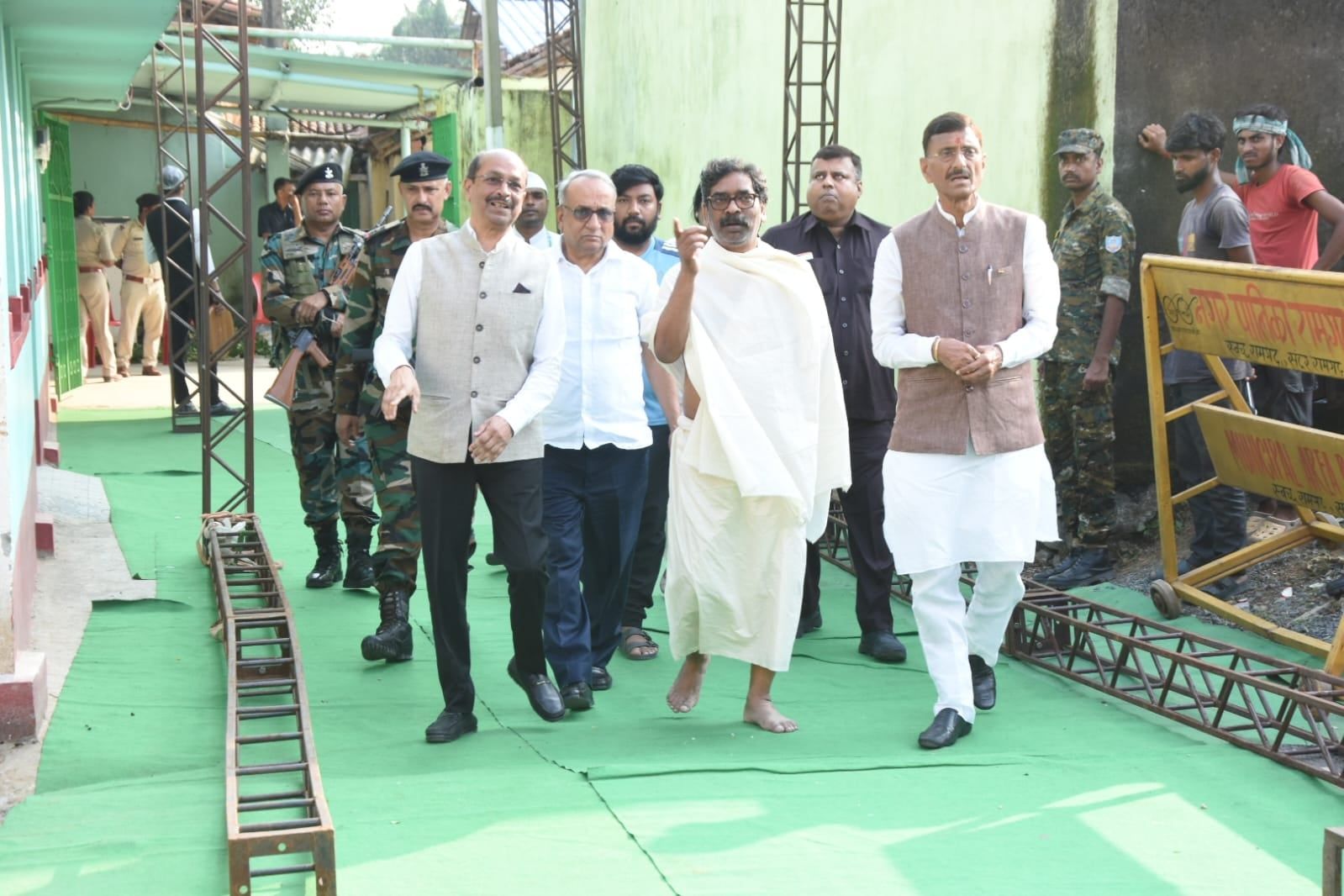 रक्षा राज्यमंत्री संजय सेठ ने नेमरा में मुख्यमंत्री हेमंत सोरेन से मुलाकात कर व्यक्त की संवेदनाएं