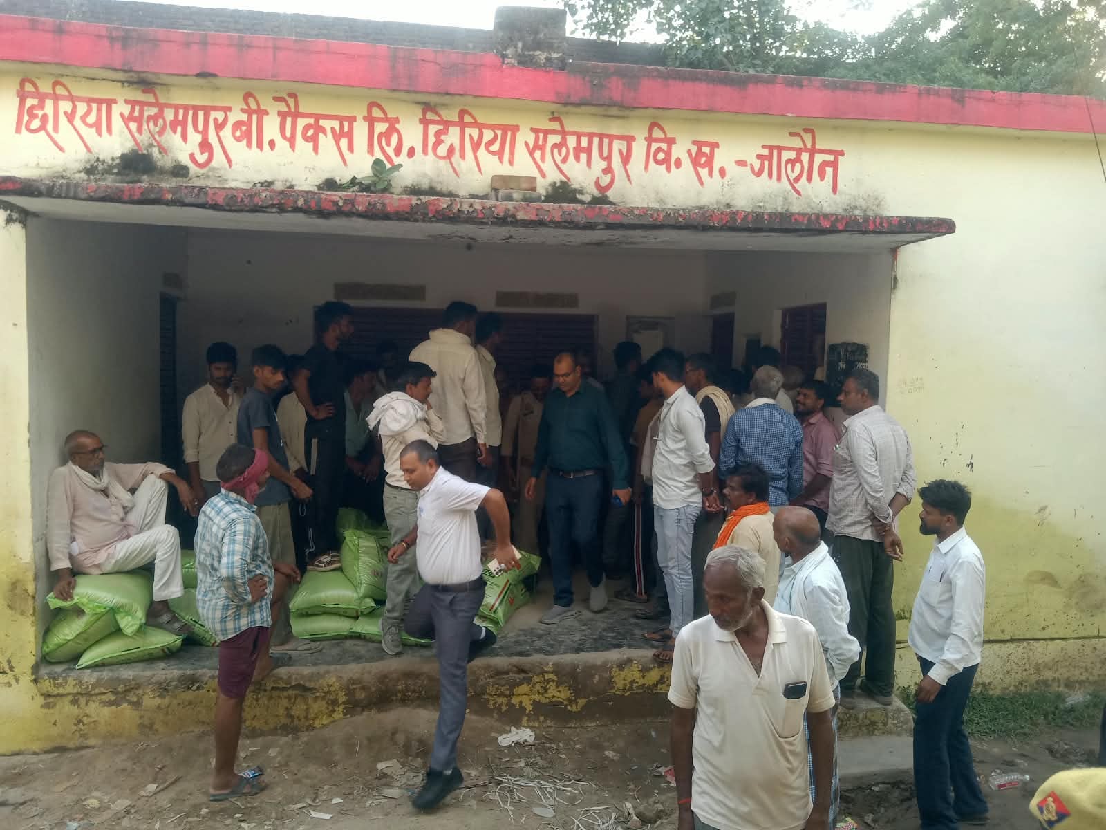 किसानों को खाद की सुगम उपलब्धता के लिए प्रशासन सक्रिय