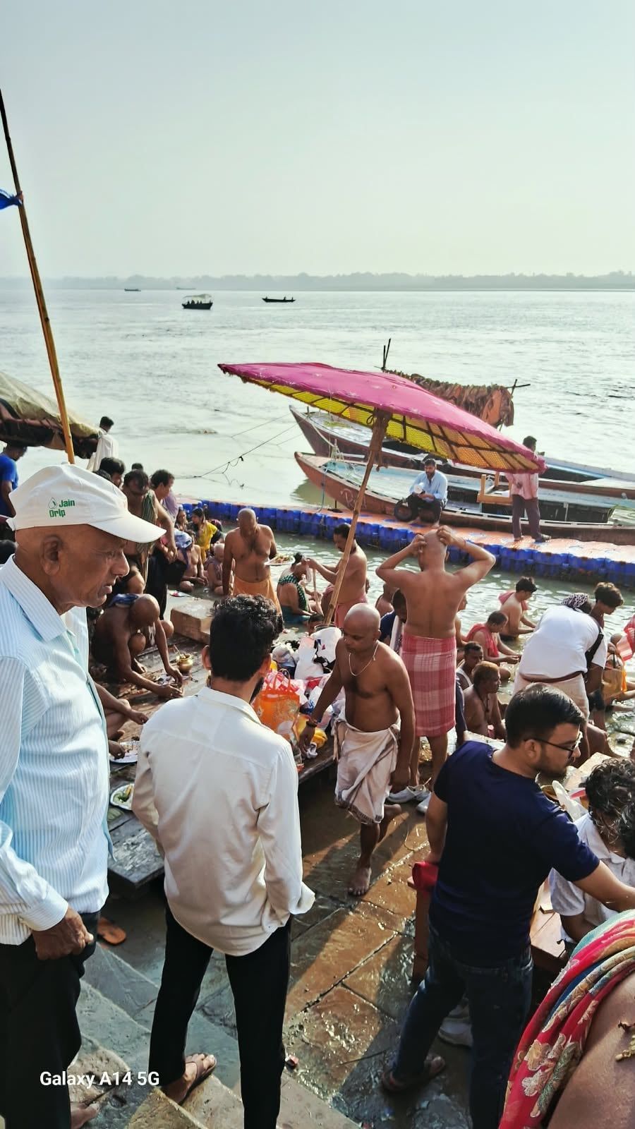 काशी के गंगा घाटों पर पितरों का विसर्जन, श्रद्धालुओं ने किया तर्पण