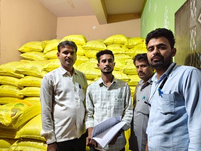 खेड़ली में अवैध खाद भंडारण पर कार्रवाई