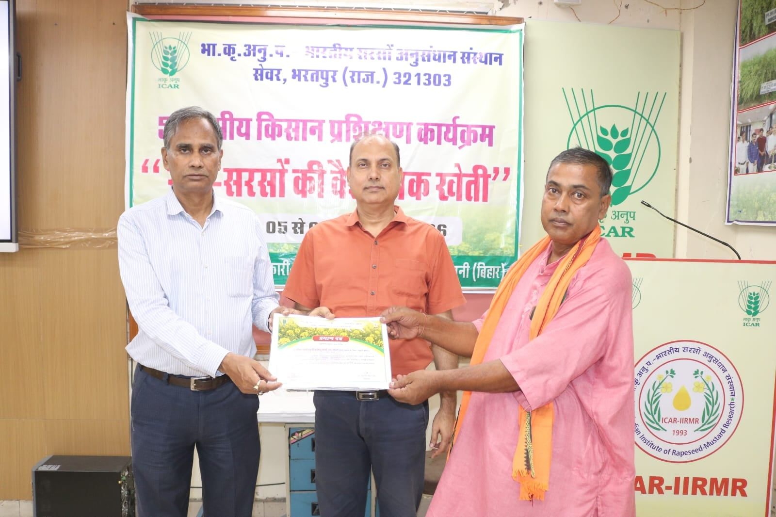 बिहार के किसानों के दल ने सरसों केंद्र का अवलोकन, खेती की नई विधियों के बारे में ली जानकारी