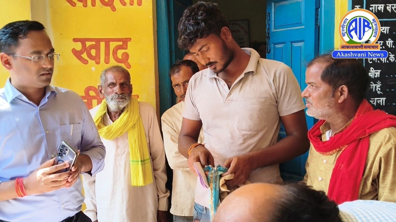 खाद वितरण केंद्र का डीएम-एसपी ने किया औचक निरीक्षण,