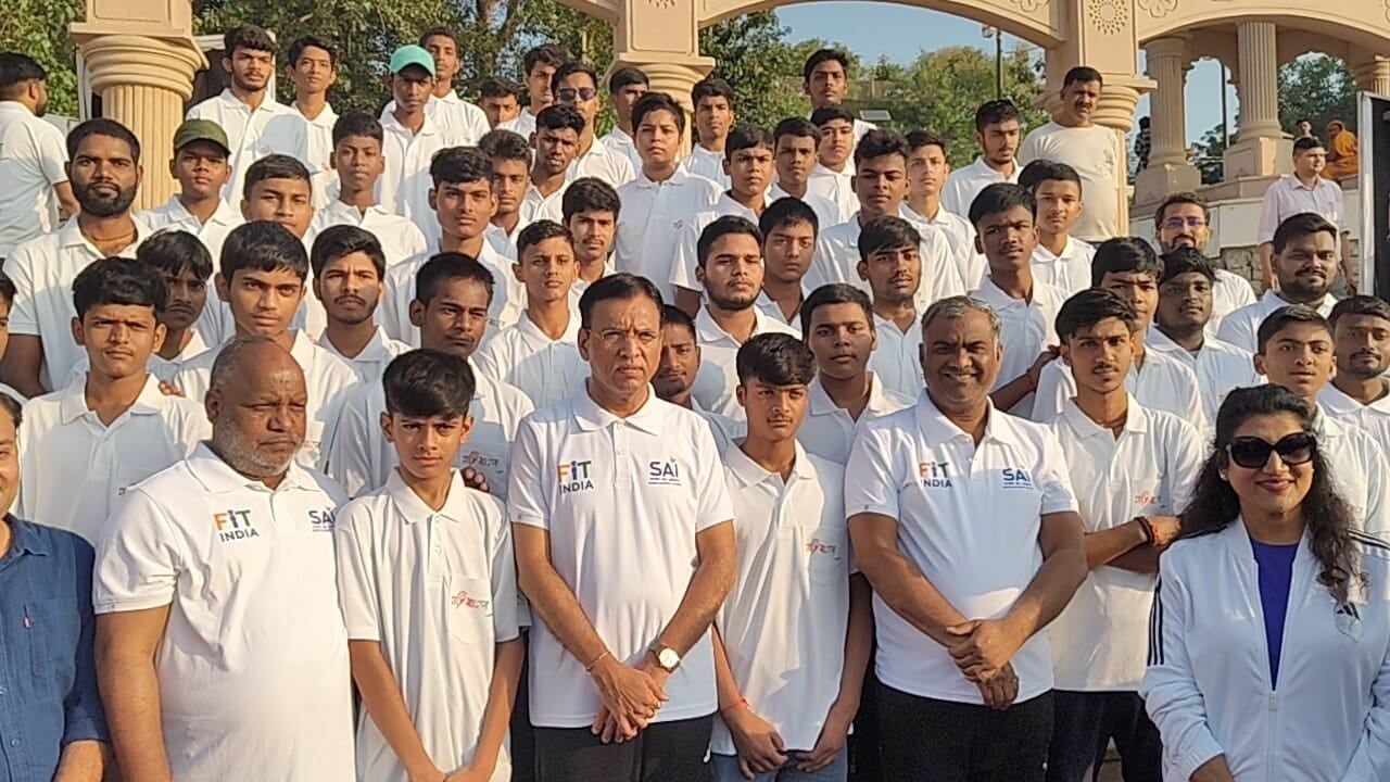 नशामुक्ति के सन्देश के साथ नमो घाट से संपूर्णानंद संस्कृत विश्वविद्यालय तक निकली गयी साइकिल यात्रा