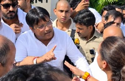 यूपी   के  लखनऊ में कांग्रेस कार्यालय में पदभार ग्रहण के दौरान हंगामा, कांग्रेसी भिड़े
