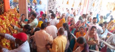 शारदीय नवरात्र के पहले दिन देवी मंदिरों में श्रद्धालुओं की उमड़ी भीड़