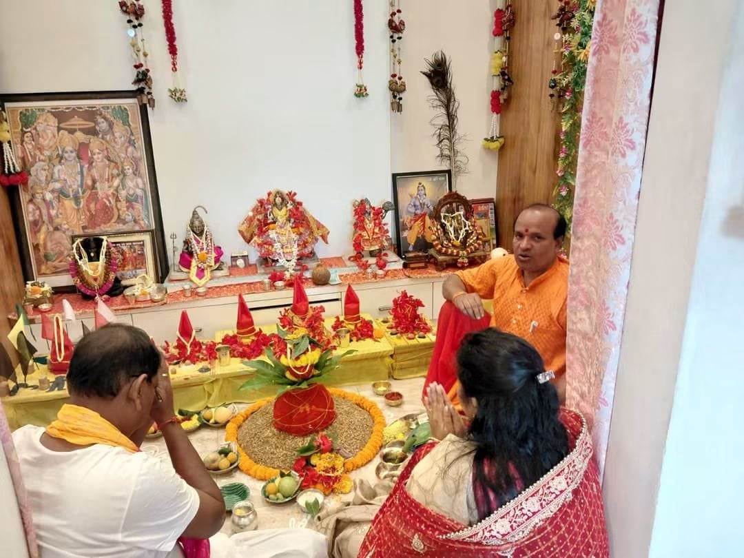 पूर्व मुख्यमंत्री रघुवर दास ने की मां दुर्गा की आराधना