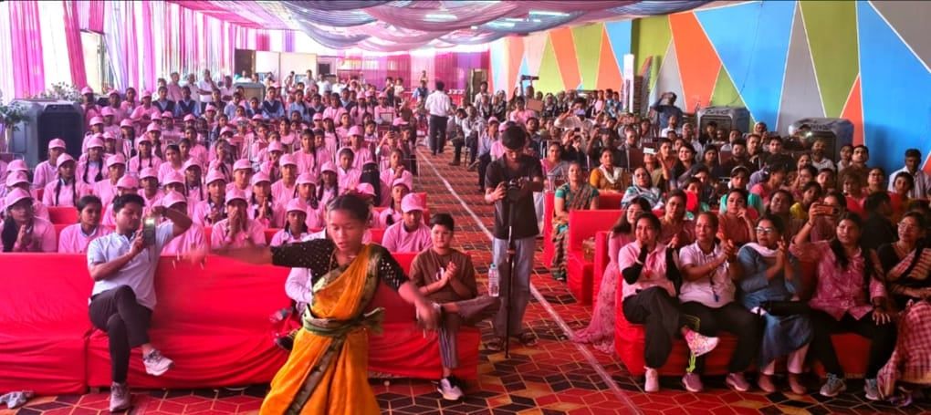 आत्मविश्वास के साथ आगे बढ़ें बालिकाएं : जिला कलक्टर
