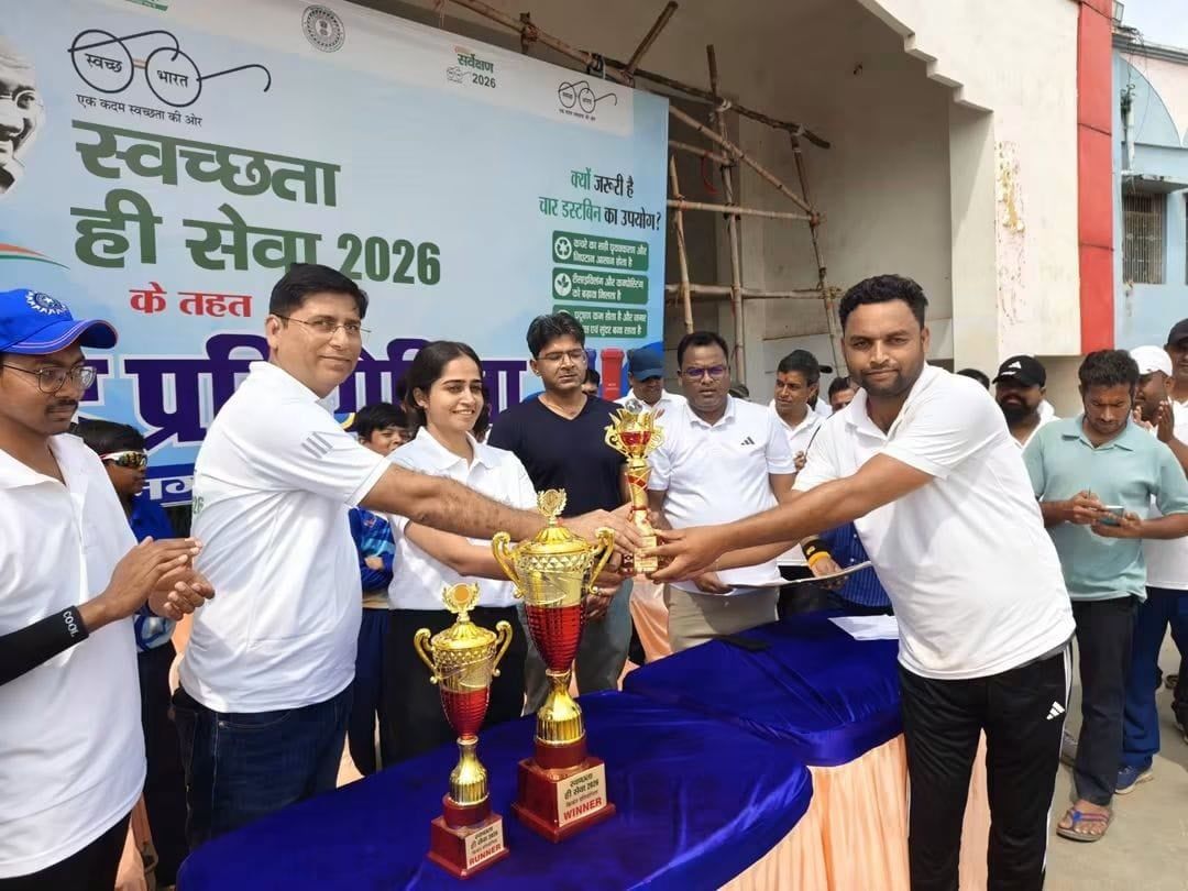देवघर में स्वच्छ क्रिकेट प्रतियोगिता के तहत 12-12 ओवर का क्रिकेट टूर्नामेंट आयोजित