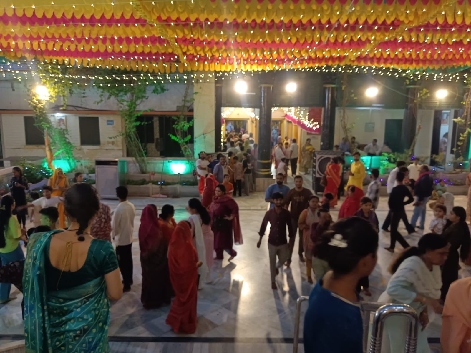 यूपी के मथुरा-वृंदावन के देवी मंदिरों में उमड़ी श्रद्धालुओं की भीड़