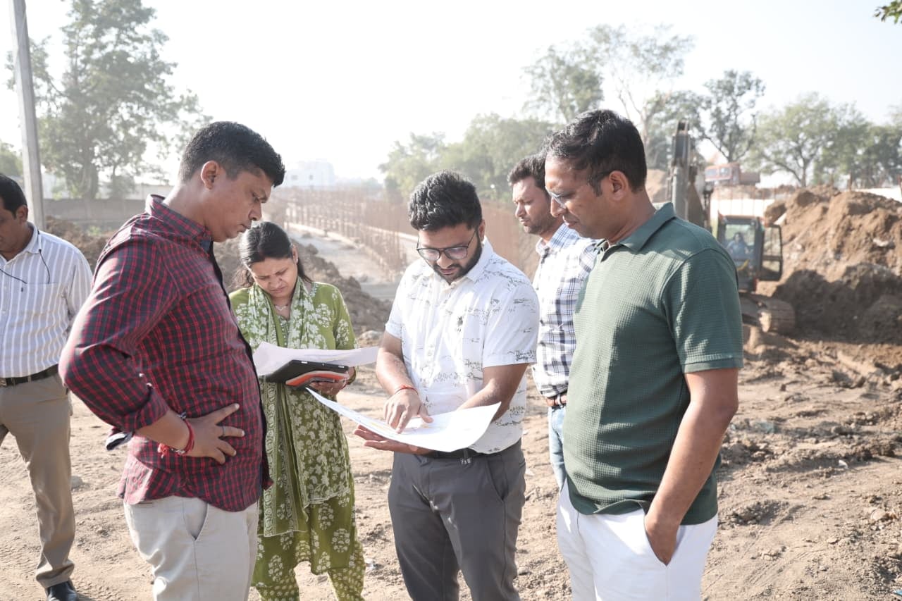 उज्जैन- संभागायुक्त और कलेक्टर ने हरिफाटक अंडरपास एवं एलिवेटेड कॉरिडोर निर्माण कार्यों का निरीक्षण किया